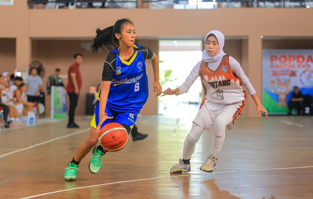 MENANG TELAK: Tim putri 5x5 Balikpapan berhasil melaju ke babak semifinal setelah mengandaskan perlawanan Bontang di laga terakhir.