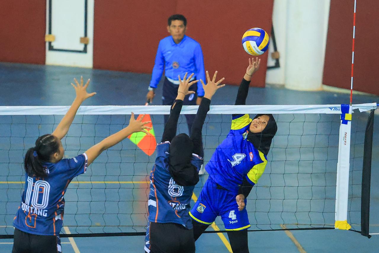 MULUS: Tim voli putri Balikpapan berhasil mengamankan tiket final Popda XVII Kaltim 2025 setelah berhasil mengalahkan Bontang di babak semifinal.