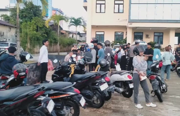 PERIKSA: Petugas melakukan pemeriksaan kelengkapan administrasi kendaraan dan izin mengemudi.