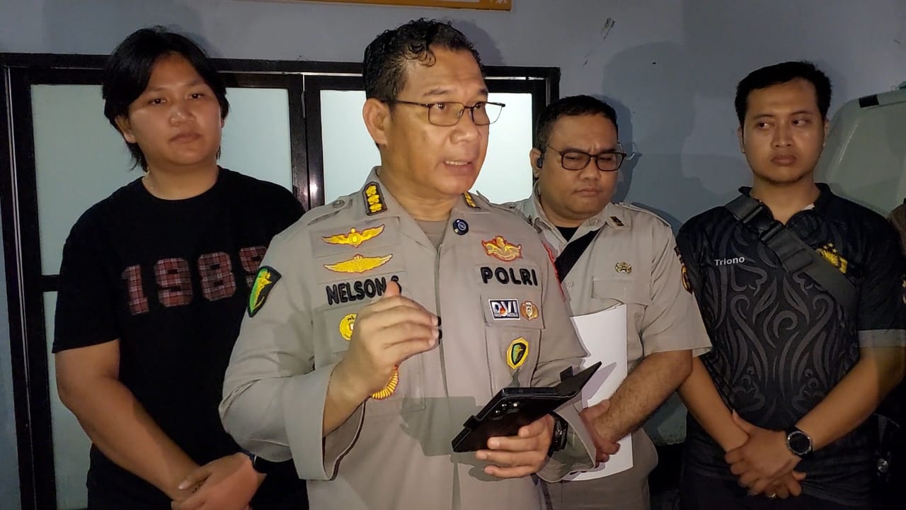FORENSIK: Kabid Dokkes Polda Kaltim Kombes Pol Nelson Situmorang menjelaskan seputar pemeriksaan jasad WNA oleh tim forensik.