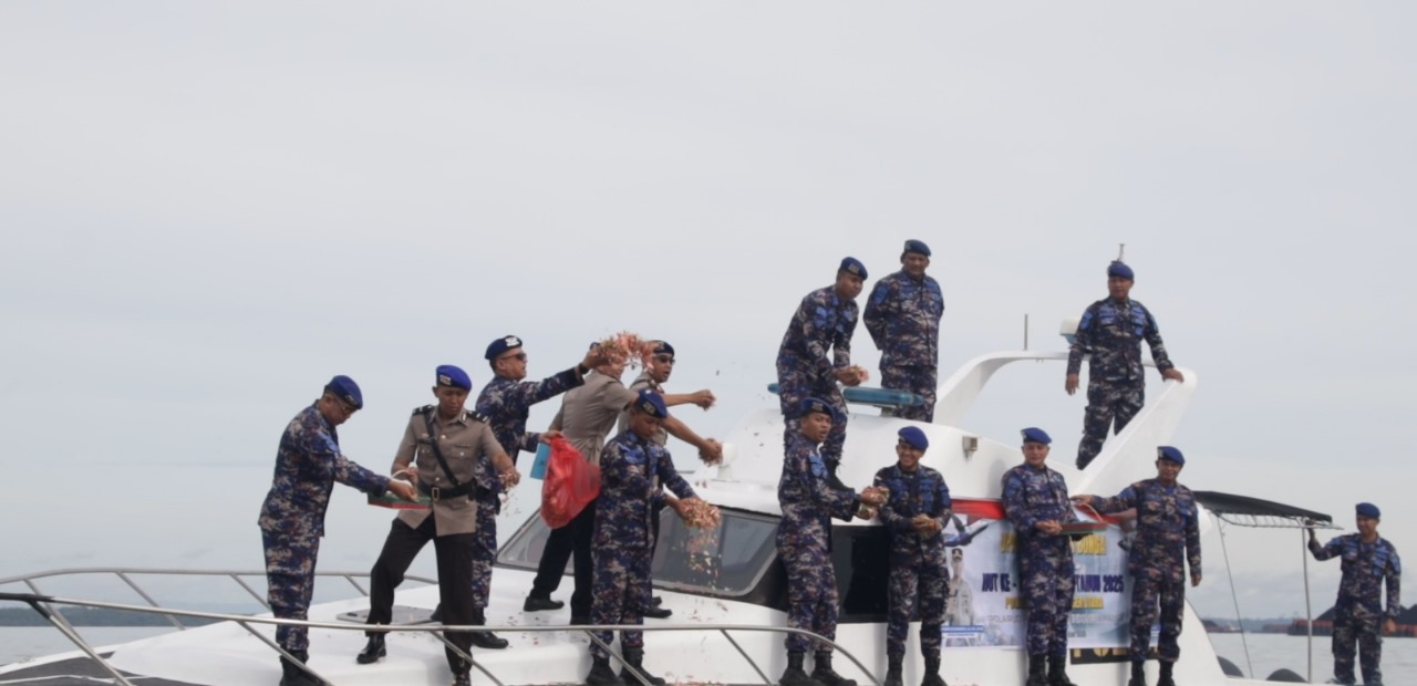 TABUR BUNGA: Personel Satpolairud Polres PPU mengenang jasa pahlawan dengan menggelar tabur bunga di perairan Balikpapan-Penajam Paser Utara.