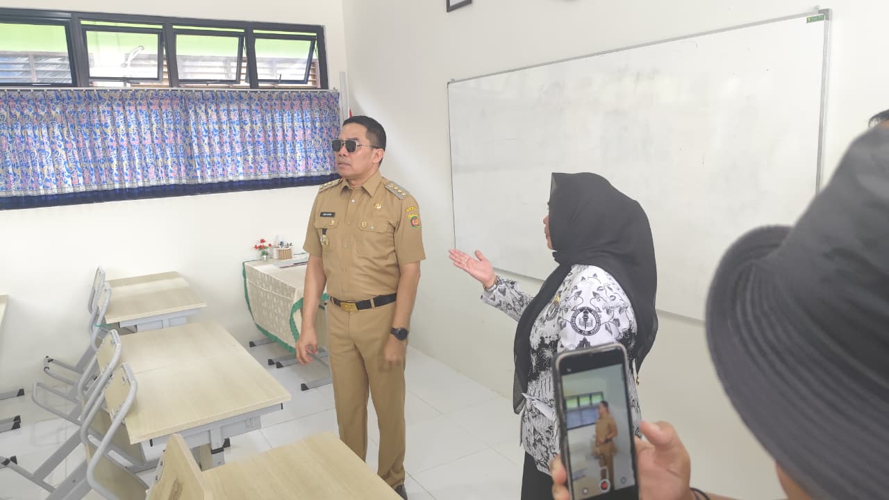 BARU: Andi Harun (kiri) ketika meninjau salah satu ruang kelas di sela peresmian SMP 5 Samarinda, Selasa (25/11).&nbsp;