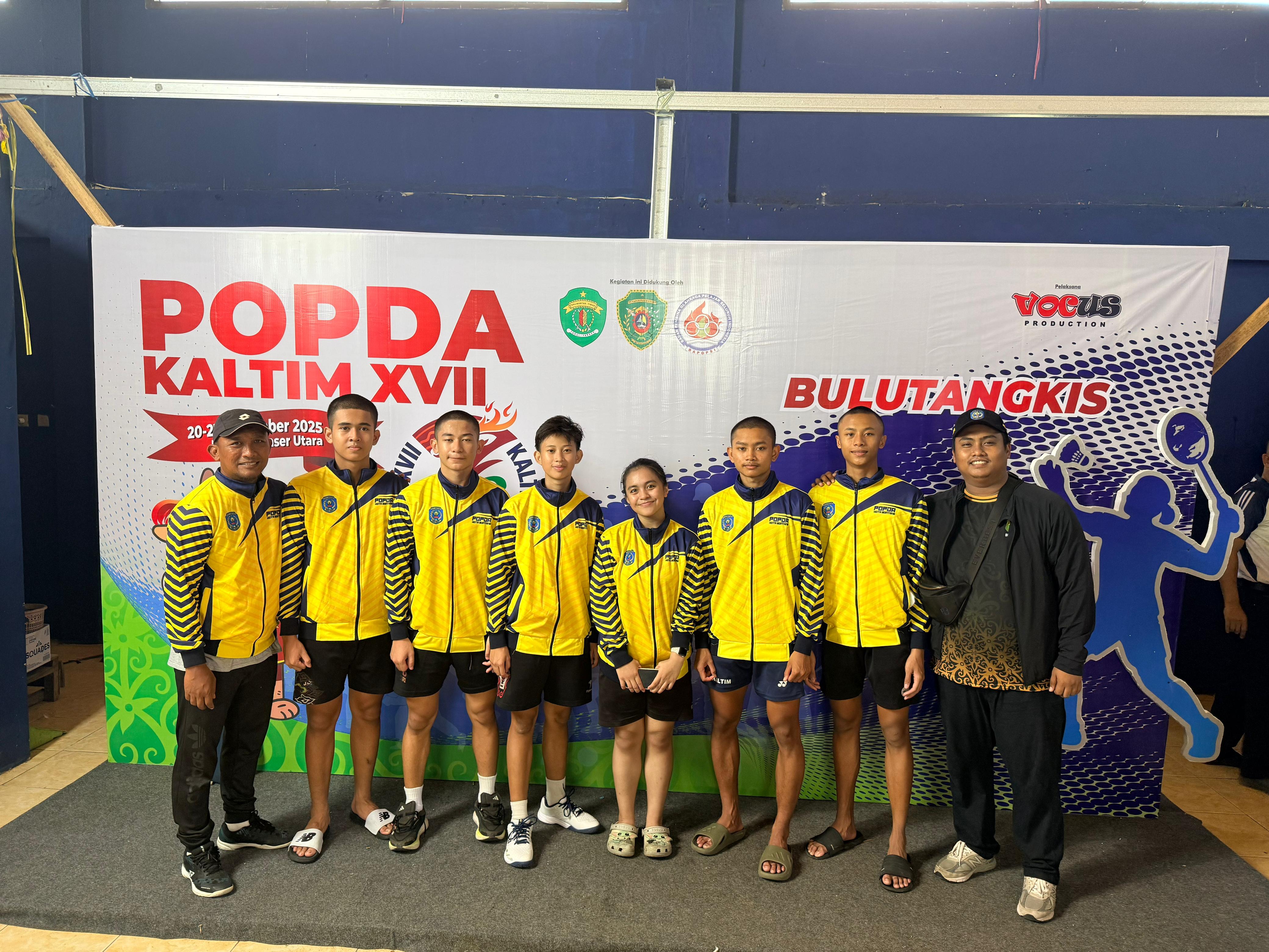 NAIK PODIUM: Atlet bulu tangkis Bontang berhasil menambah medali di Popda XVII yang diselenggarakan di PPU.