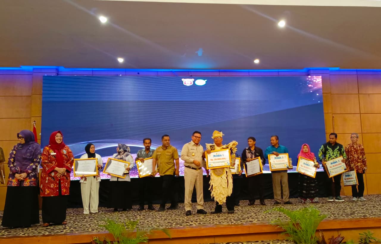 APRESIASI: Wakil Wali Kota Samarinda Saefuddin Zuhri menyerahkan penghargaan kepada pemenang Lomba Kampung Salai (Sampah Bernilai) Lestari 2025 di Ballroom Hotel Puri Senyiur, Selasa (25/11).&nbsp;HAFIZ/KP