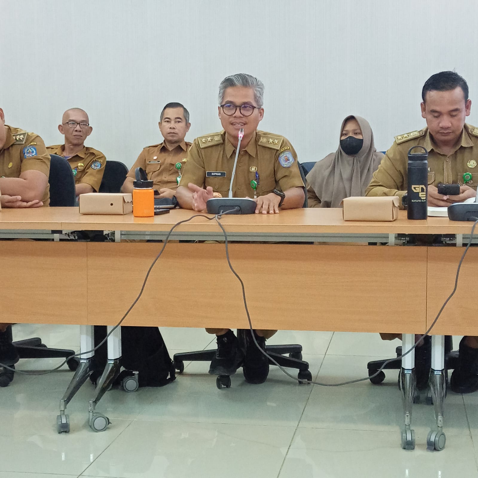 PRESENTASI: Lurah Loktuan Supriyadi memaparkan inovasi terkait kebersihan lingkungan di wilayahnya dalam lomba kelurahan bersih dan hijau tahun ini. (ADIEL KUNDHARA/KP)