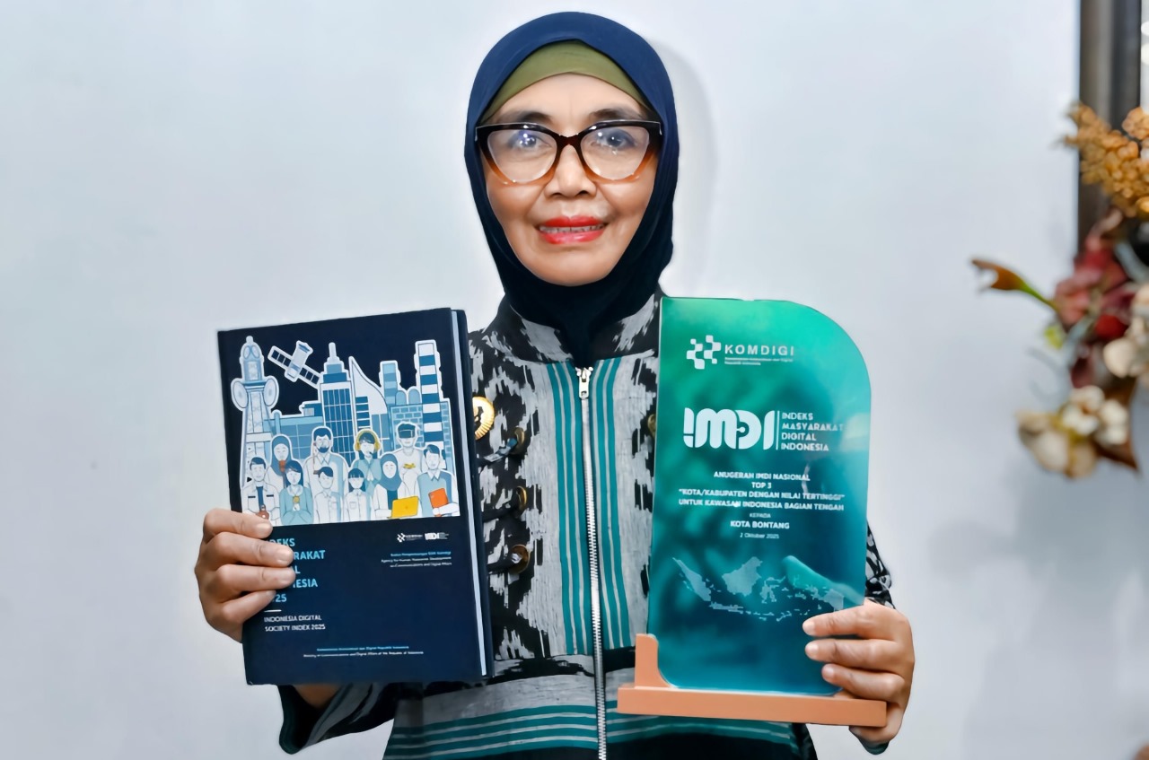 APRESIASI: Wali Kota Bontang Neni Moerniaeni menerima penghargaan beberapa waktu lalu dari Menteri Komunikasi dan Digital (Menkomdigi) RI. (PROKOMPIM UNTUK KP)