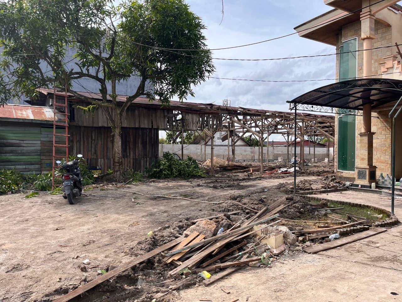 TERGANGGU: Aktivitas penimbunan tanah di dekat Kantor Kecamatan Samarinda Seberang sempat menimbulkan debu dan membuat warga terganggu, sebelum akhirnya dihentikan sementara dan dilakukan pembersihan.