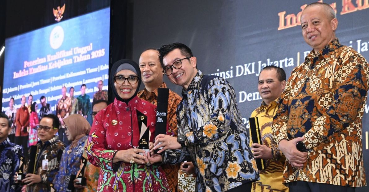 CAPAIAN: Wali Kota Bontang Neni Moerniaeni menerima penghargaan dengan Kota Bontang meraih predikat unggul Indeks Kualitas Kebijakan (IKK) Award 2025. FOTO: PROKOMPIM UNTUK&nbsp;KP)