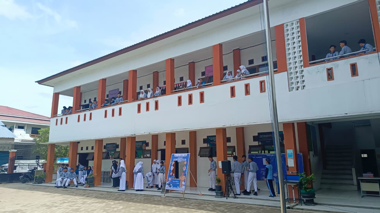 HARAPAN: Siswa SMP 48 Samarinda menjalani aktivitas belajar di gedung yang masih berbagi kawasan dengan dua SD negeri lain, sehingga proses pembelajaran baru dimulai siang hari.&nbsp;HAFIZ/KP
