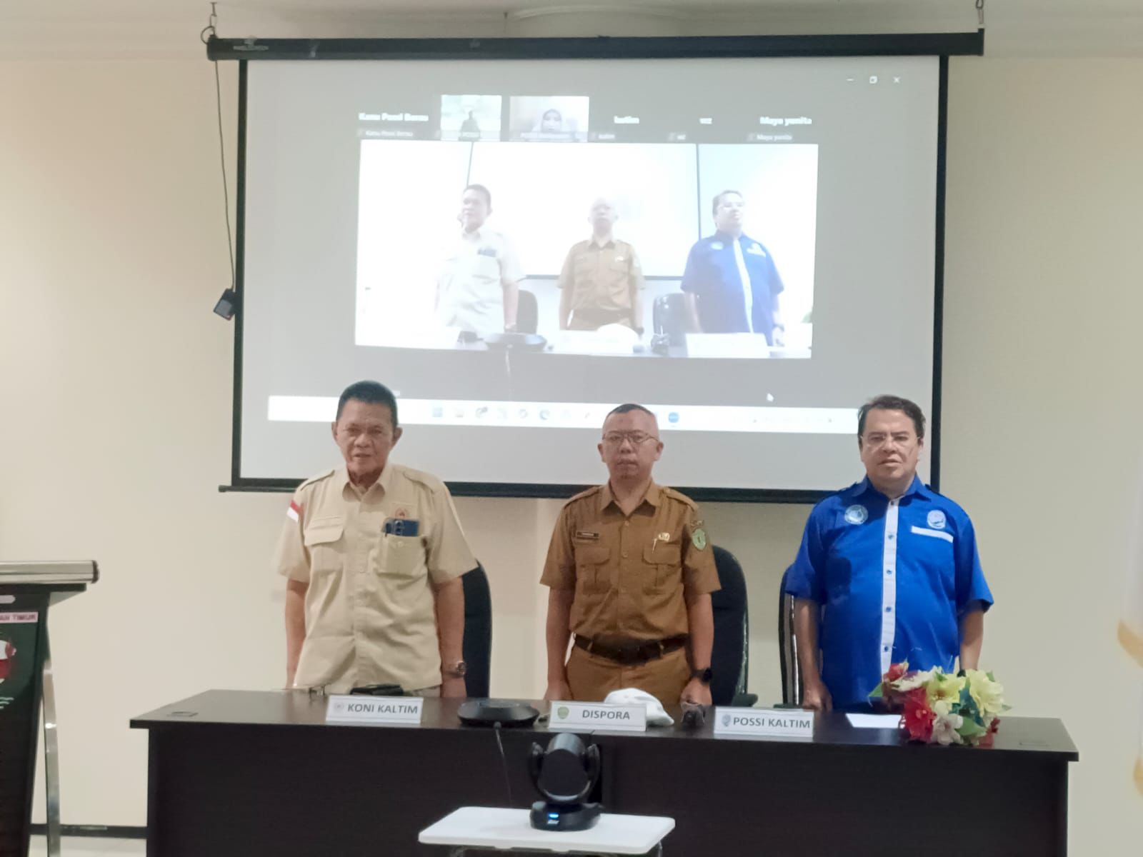 Ketua Harian KONI Kaltim Husinsyah (kiri) mengingatkan POSSI Kaltim untuk gencar melakukan regenerasi atlet.