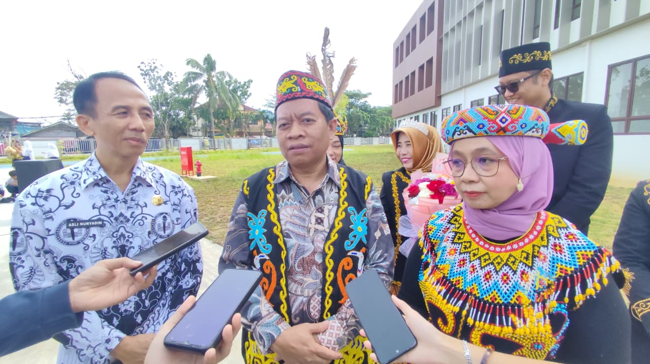 DUKUNGAN: Prof Biyanto didampingi Wiwik Setiawati (kanan) serta Kepala Disdikbud Samarinda Asli Nuryadin di sela upacara HGN di Sekolah Terpadu, Kecamatan Sungai Kunjang, Selasa (25/11).