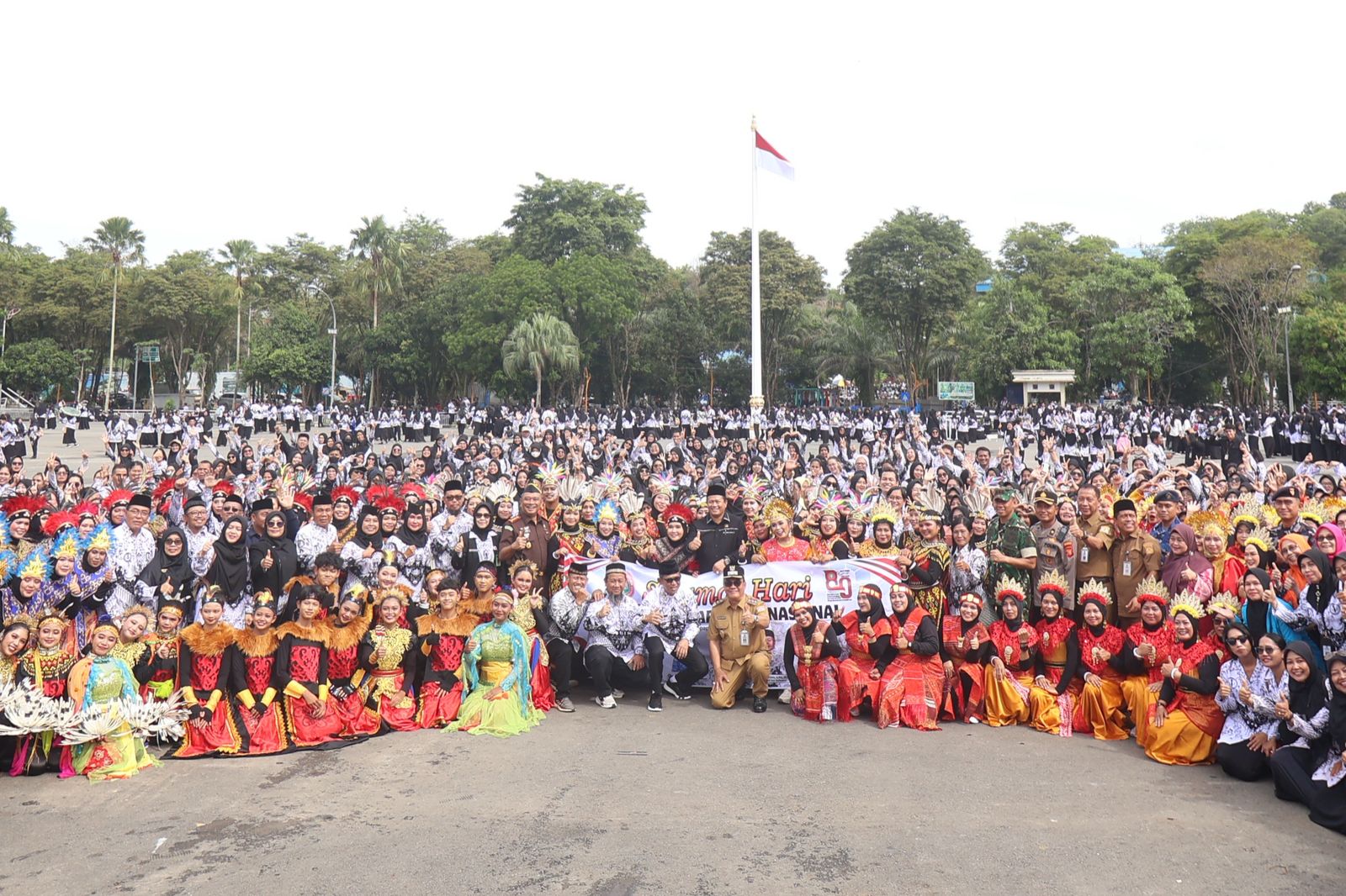 PERINGATAN: Upacara Hari Guru Nasional 2025 di BSCC Dome Balikpapan.