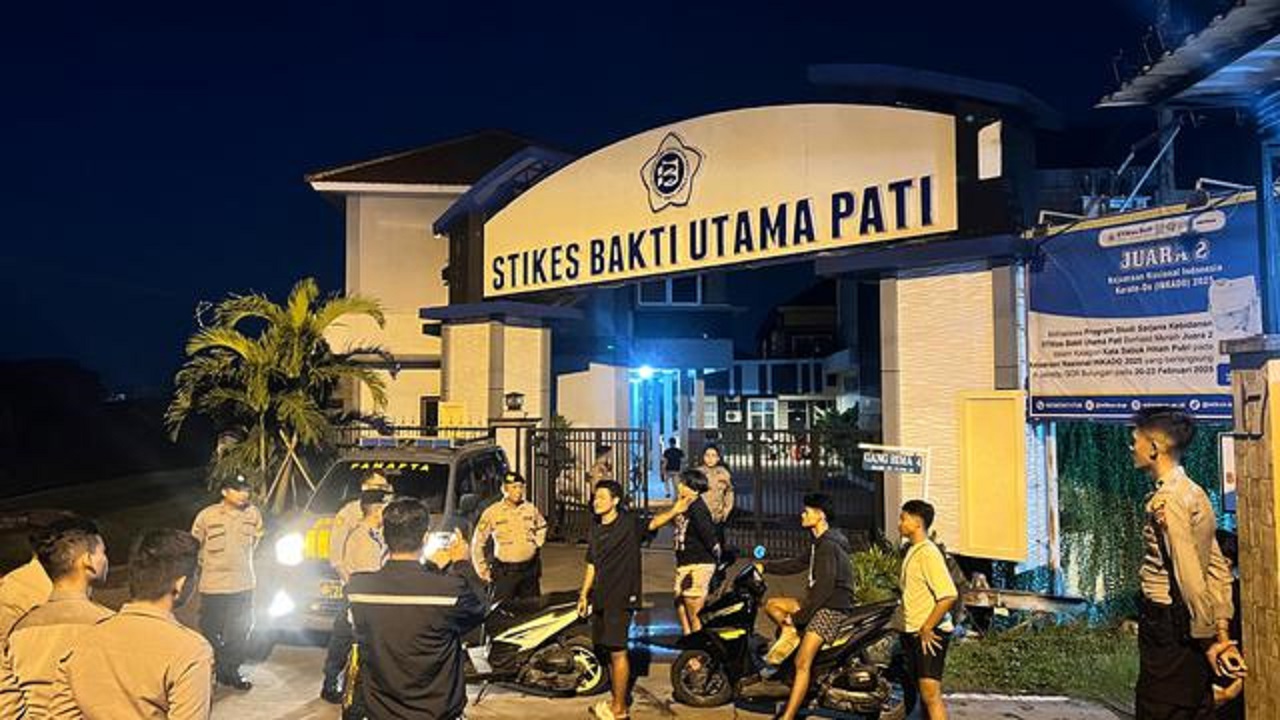 KABUR: Remaja kabur ke Polresta Pati, Jawa Tengah, saat didatangi sekelompok orang bersajam.