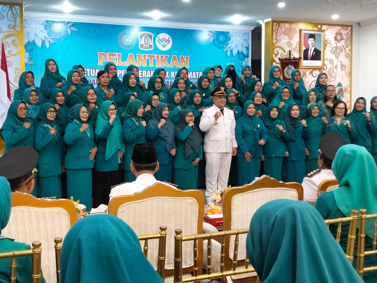 MOTIVASI: Camat Balikpapan Selatan Muhammad Hakim (baju putih) bersama seluruh pengurus TP-PKK Kecamatan Balikpapan Selatan dan TP-PKK kelurahan serta para kader.
