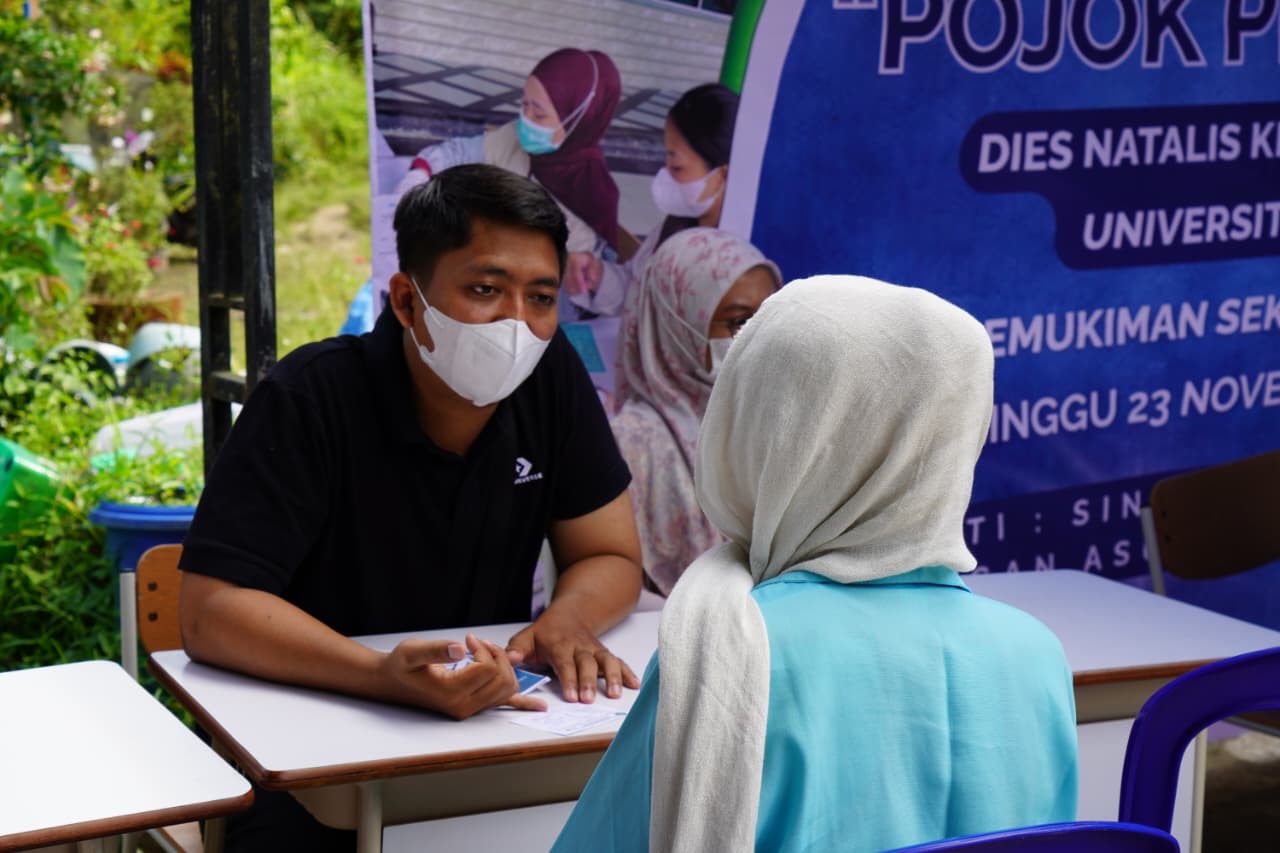PEMERIKSAAN: Warga TPA Bukit Pinang Samarinda mendapat edukasi dan pemeriksaan kesehatan gratis.
