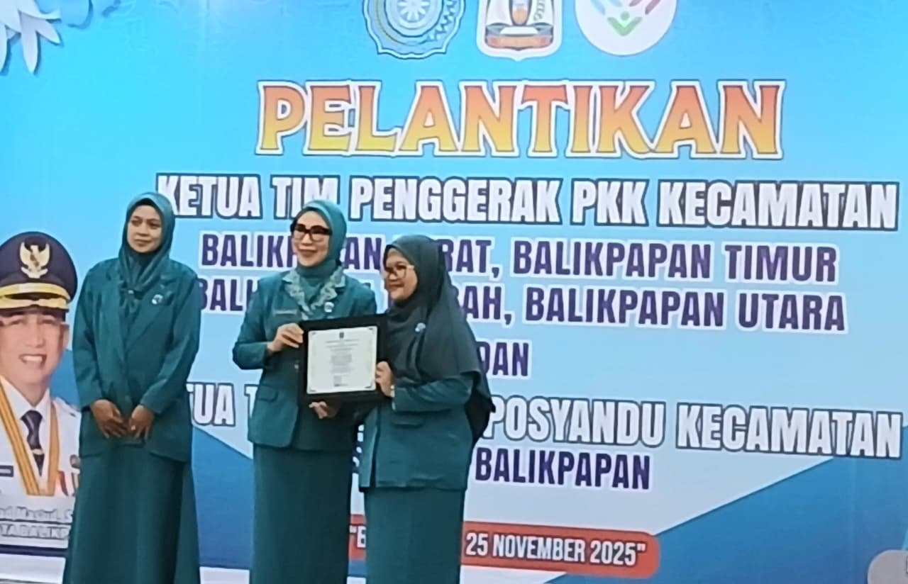 CAPAIAN: Ketua TP-PKK Kelurahan Sungainangka, Teti Wahyuni, menerima penyerahan simbolis juara yang diberikan Ketua TP-PKK Kota Balikpapan, Nurlena Rahmad Mas&rsquo;ud, atas prestasi yang dicapai.