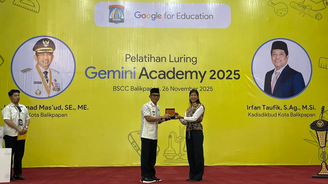 KENANG-KENANGAN: Penyerahan cenderamata oleh Government Affairs Manager Google Indonesia Isya Hanum Kresnadi kepada Wali Kota Balikpapan Rahmad Mas&rsquo;ud.