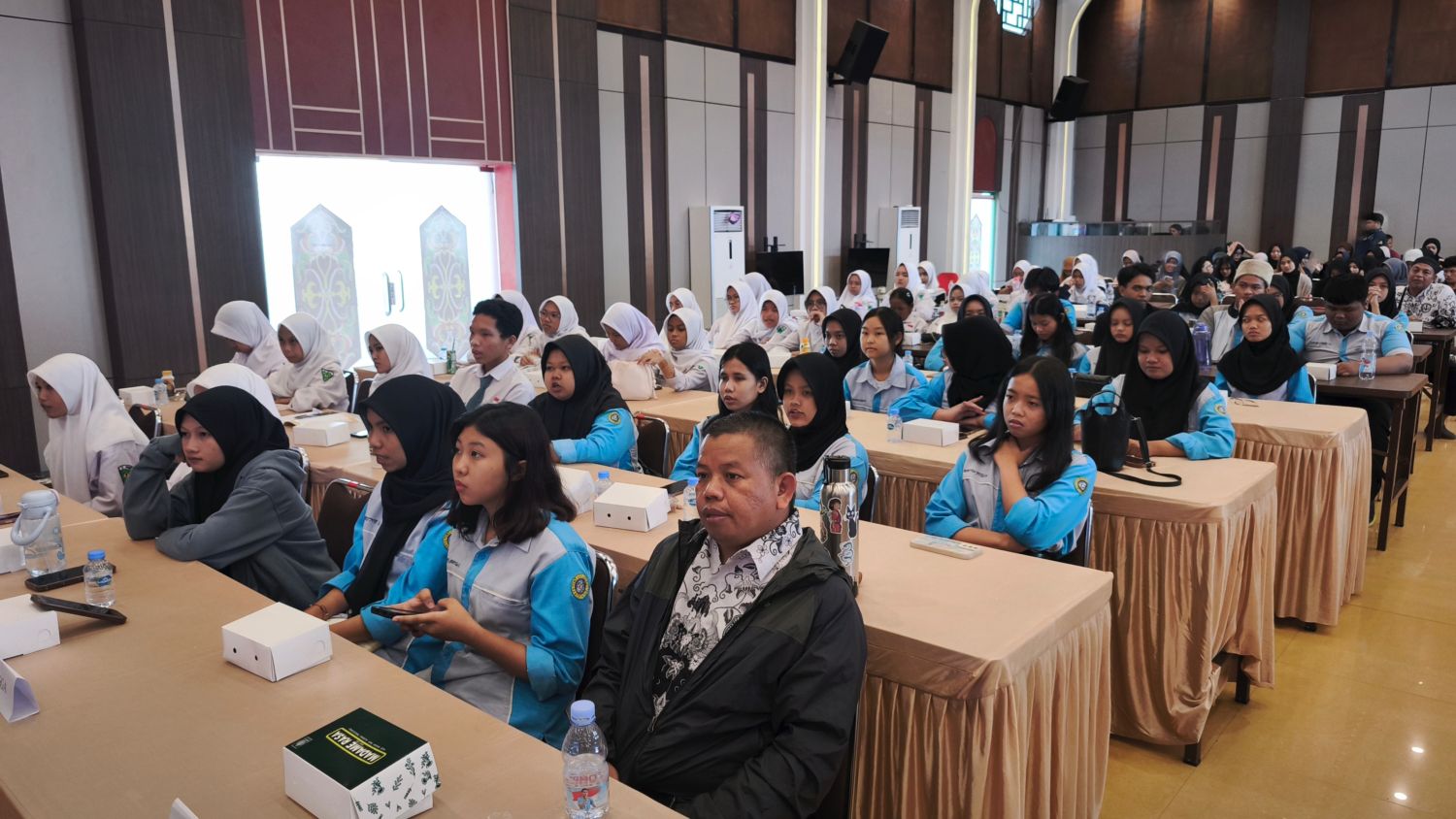 TAMBAH WAWASAN: Para guru dan siswa dari berbagai SMA dan SMK di Balikpapan turut menghadiri MAE Vol. 2, mengikuti sesi edukasi pasar modal dan akuntansi digital untuk generasi muda.