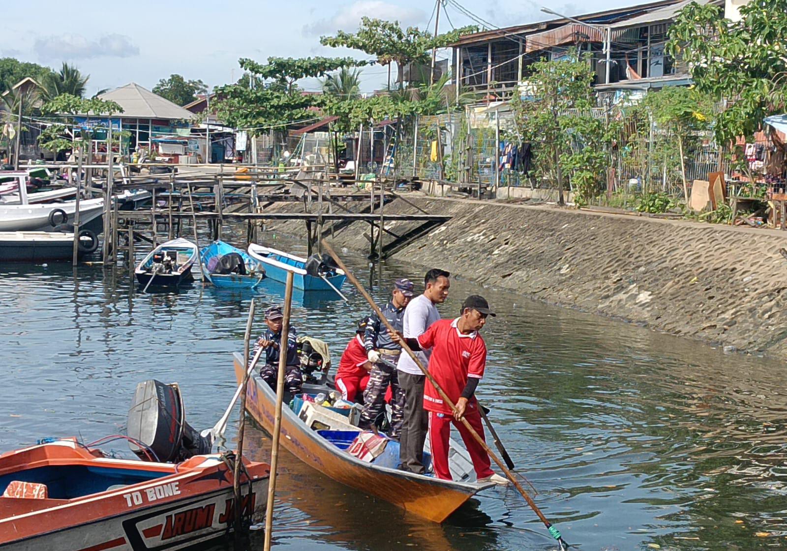 AMBIL SAMPAH: Kelurahan Tanjung Laut Indah bersama TNI-AL menunjukkan kepeduliannya terkait kondisi lingkungan di area pelabuhan.