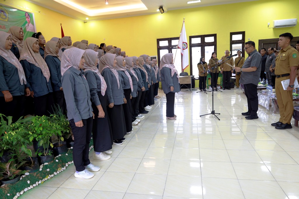Bupati Kukar Aulia Rahman Basri melantik pengurus KWT Kukar.  &nbsp;