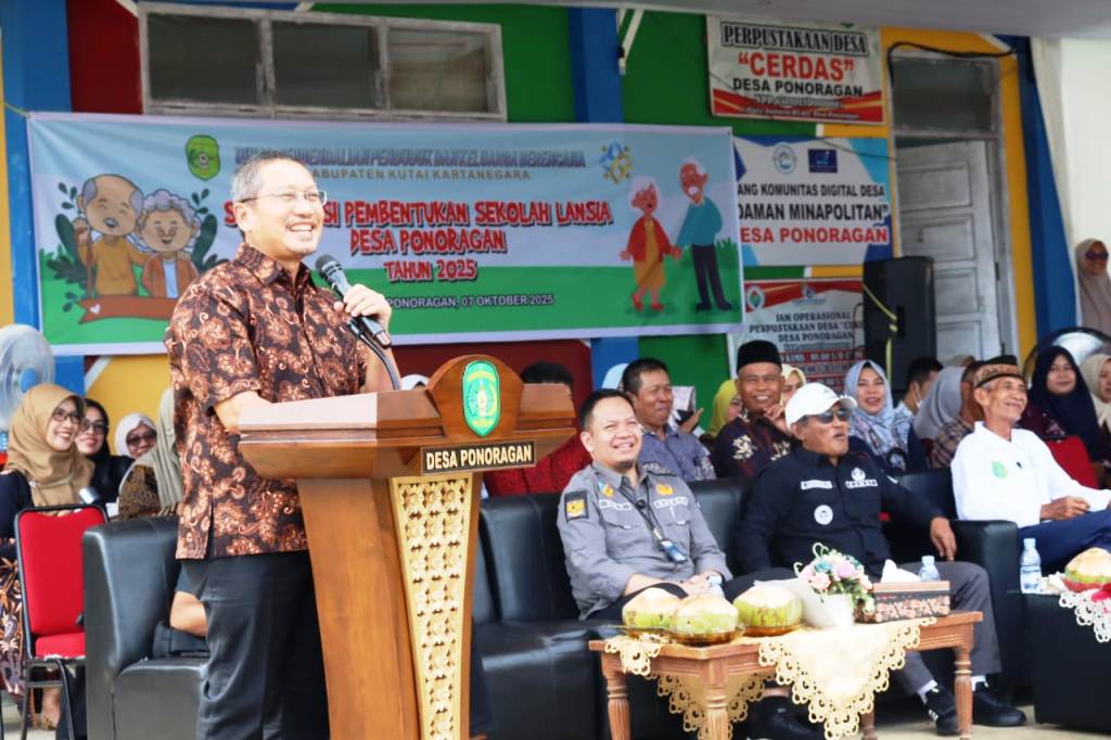 Asisten III Sekretariat Kabupaten Kukar Dafip Haryanto membuka Sekolah Lansia Desa Ponoragan Loa Kulu.  &nbsp;