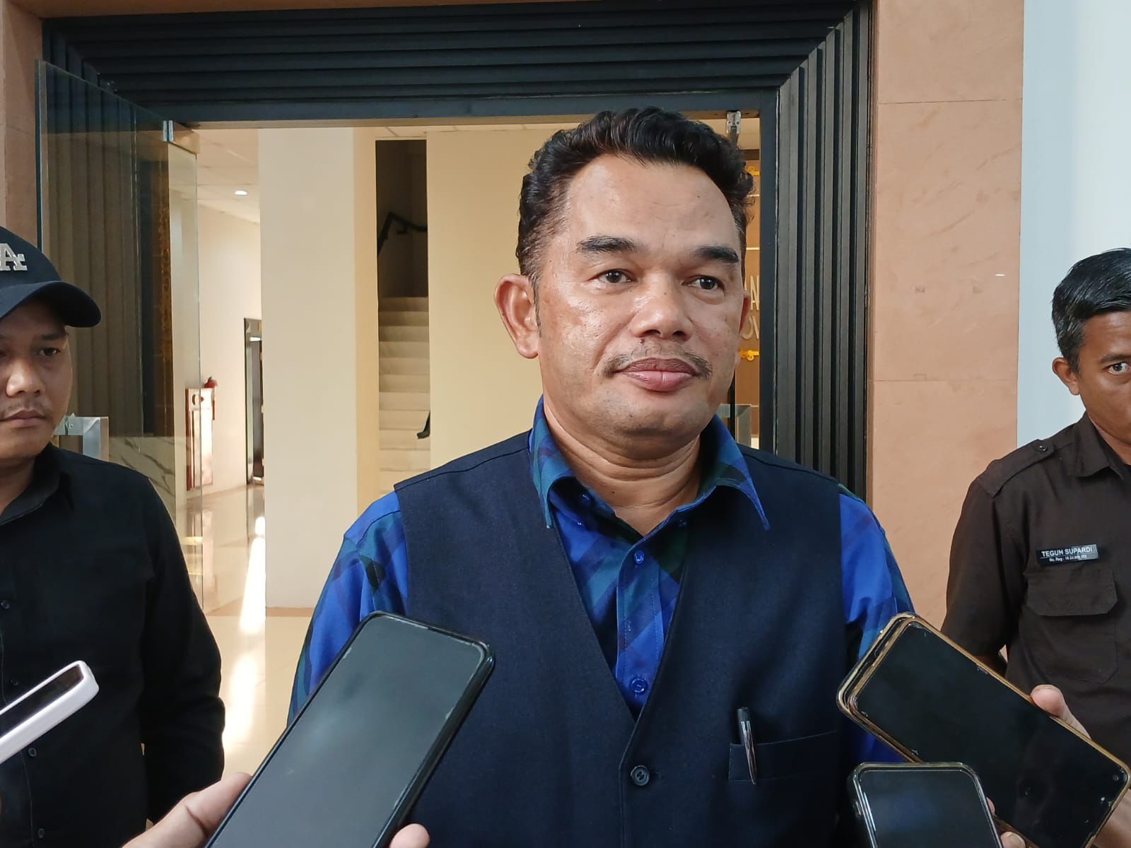 Ketua DPRD Kalimantan Timur, Hasanuddin Mas&rsquo;ud, saat diwawancarai awak media.(yhon)