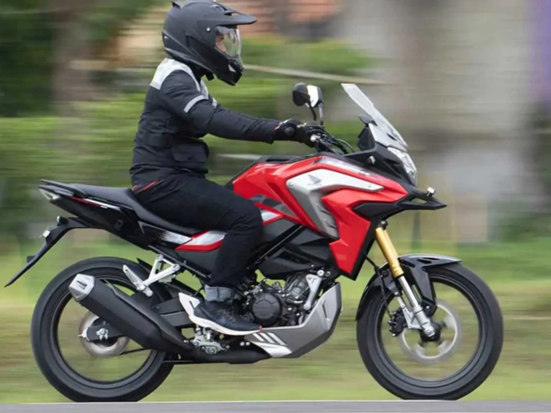 JANGAN TERLEWAT: Masyarakat bisa menikmati promo tebus murah Honda CB150X dengan harga Rp 1.000 melalui aplikasi MotorkuX.