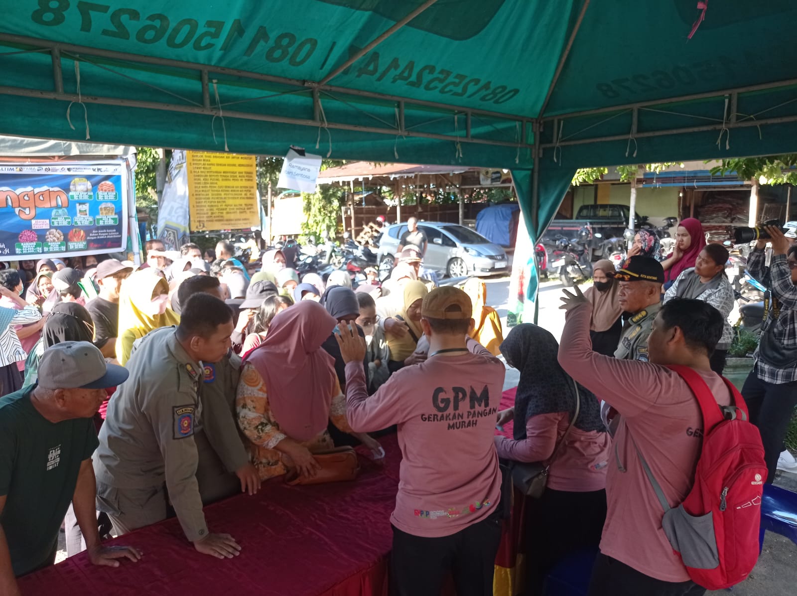 FASILITASI WARGA: Pemkot Bontang bekerja sama dengan distributor menggelar pangan murah di Kelurahan Loktuan untuk menstabilkan harga komoditas pangan.