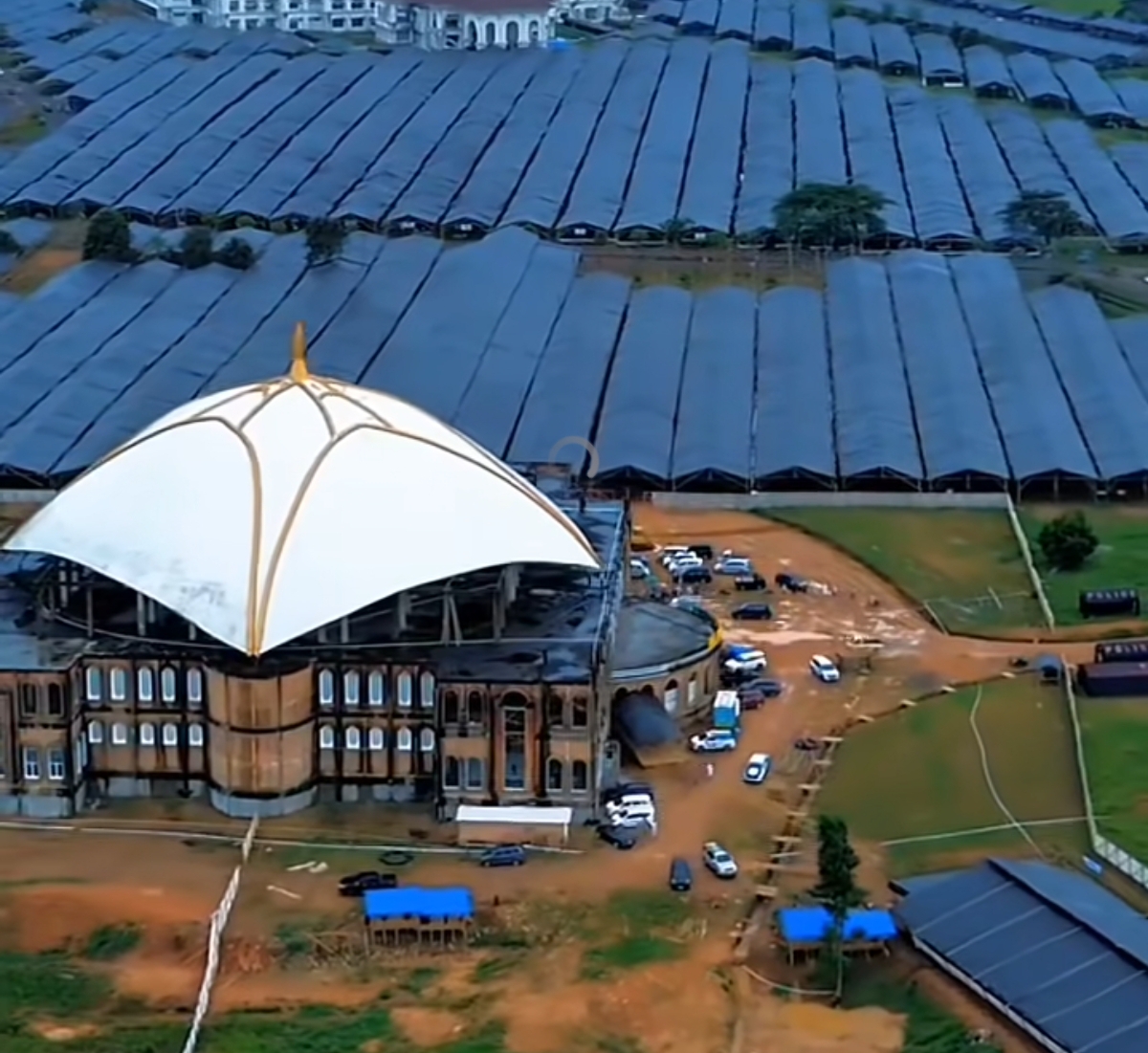 Ribuan tenda jemaah mulai memenuhi kawasan Masjid Al Hijrah, Kota Baru, Lampung Selatan, menjelang Tabligh Akbar Indonesia Berdoa 2025. (Foto tangkapan layar)