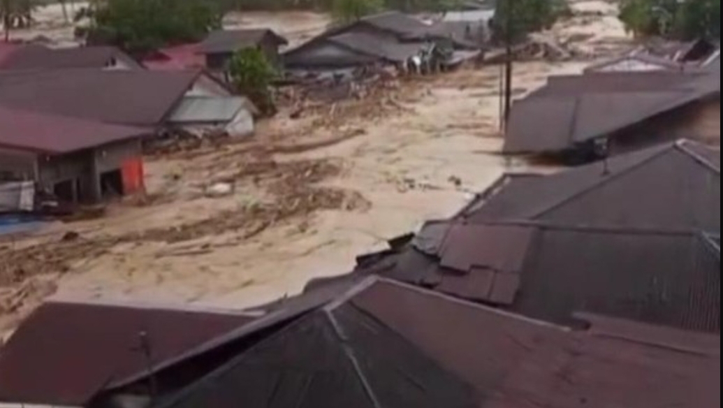 Banjir bandang menerjang permukiman di Kecamatan Batang Toru, Kabupaten Tapanuli Selatan, menghanyutkan material lumpur dan merusak sejumlah rumah warga. (Tangkapan layar media sosial)