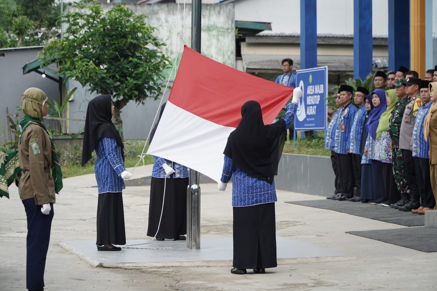 KHIDMAT: Suasana pengibaran bendera upacara HGN 2025.