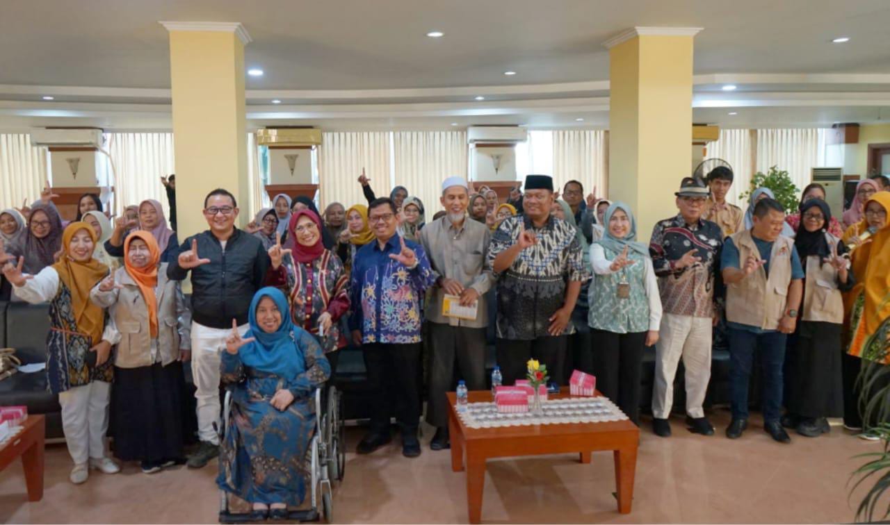MENGHIBUR: Anak-anak ABK ceria dan haru ikut pentas seni yang dihadiri tamu dan undangan dalam suasana penuh kebahagiaan serta para pejabat DPK Kaltim beserta para narasumber.