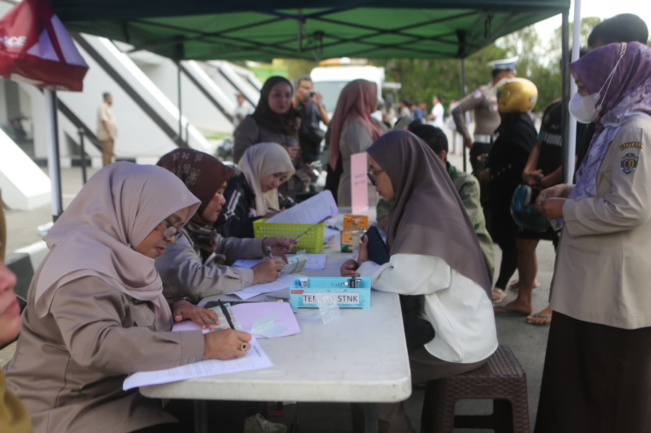 TERJARING: Petugas gabungan menggelar penertiban terpadu di pelataran Segiri Samarinda, Selasa (25/11) sore. Hasilnya, ratusan kendaraan terjaring hanya dalam beberapa jam.