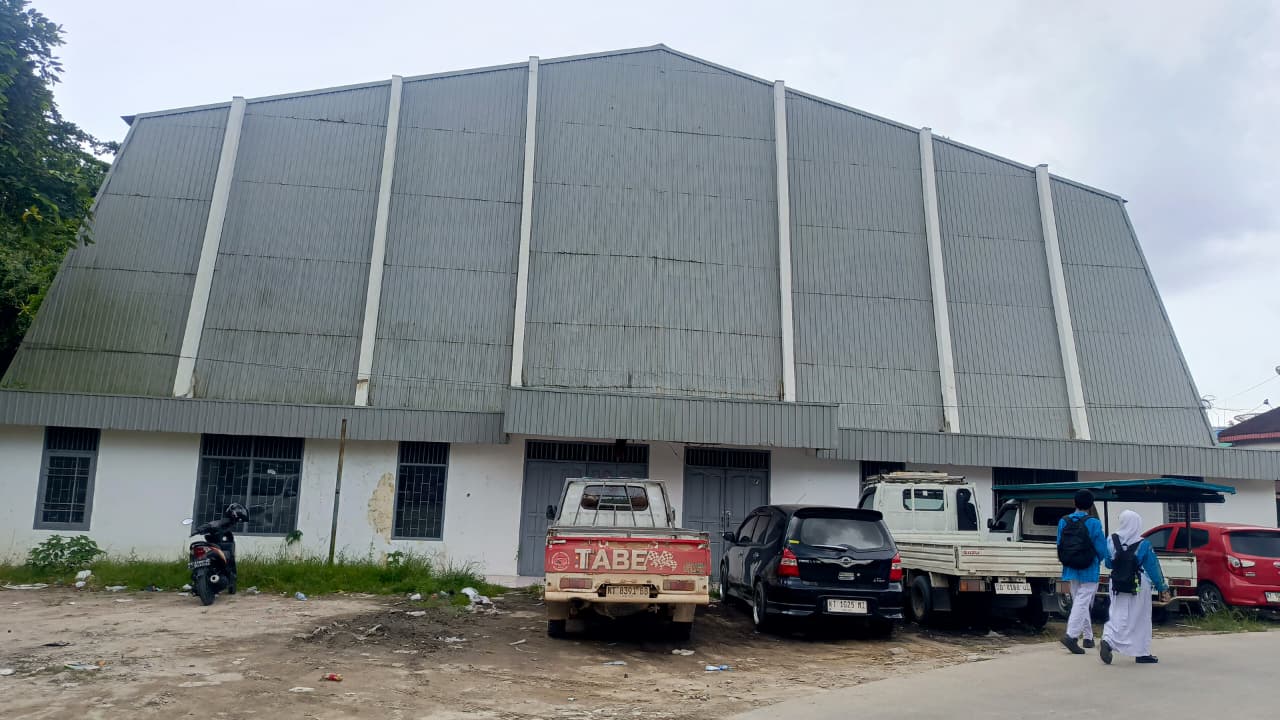 DIPUTUSKAN: Kawasan Gedung Bulu Tangkis KNPI di Jalan Kemakmuran, Kecamatan Sungai Pinang, ditetapkan sebagai&nbsp;titik relokasi SMP 48 Samarinda.&nbsp;HAFIZ/KP