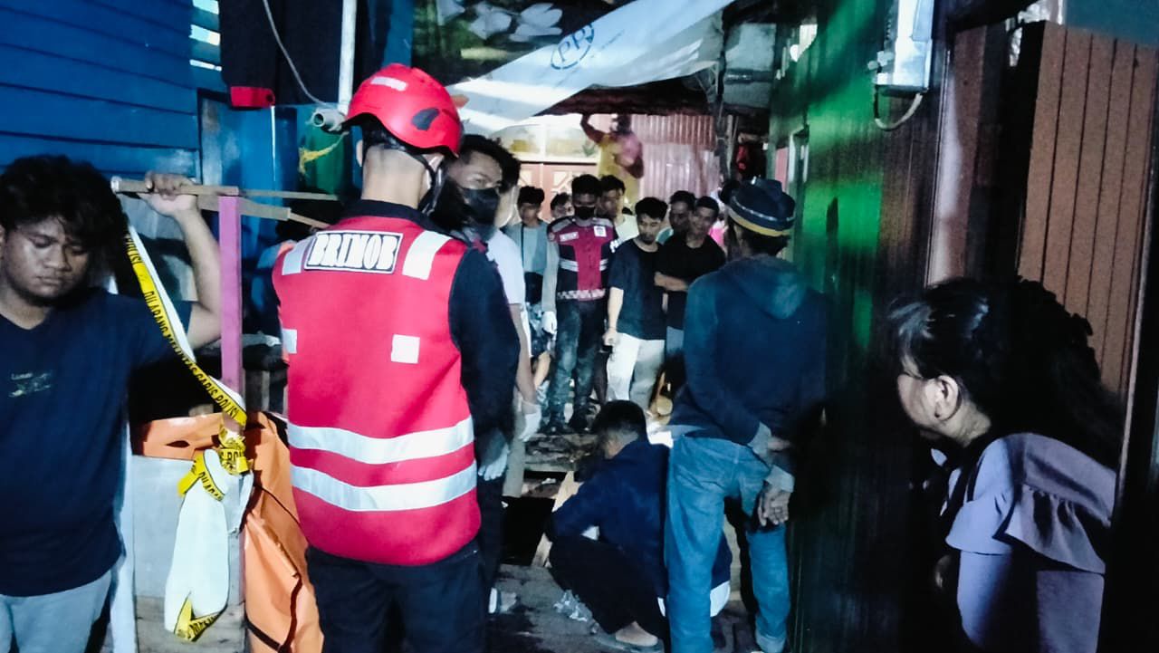 TEMUAN: Lokasi temuan mayat di bawah kolong rumah warga di RT 02, Baru Ulu, Balikpapan Barat.