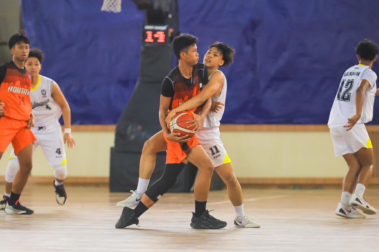 MEDALI EMAS DI DEPAN MATA: Tim basket putra Balikpapan (putih) meraih kemenangan meyakinkan di babak semifinal Popda XVII Kaltim atas Bontang.