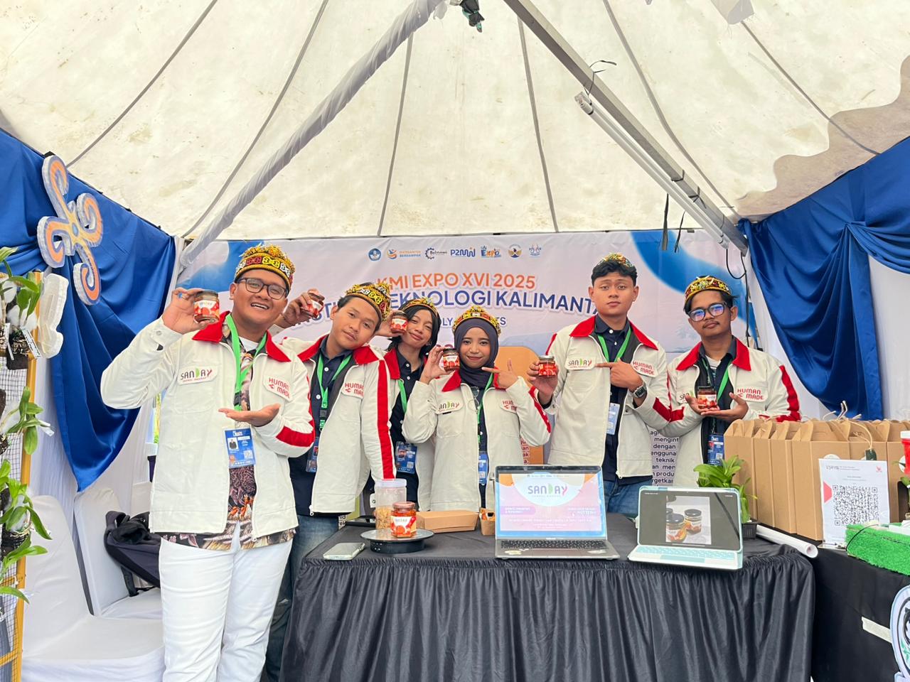 Mahasiswa ITK dari Tim SANDAY berpose bersama dosen pendamping usai menerima penghargaan di KMI Expo XVI 2025. Produk Sambal Manday sukses menembus persaingan 4.114 tim dari 649 perguruan tinggi.