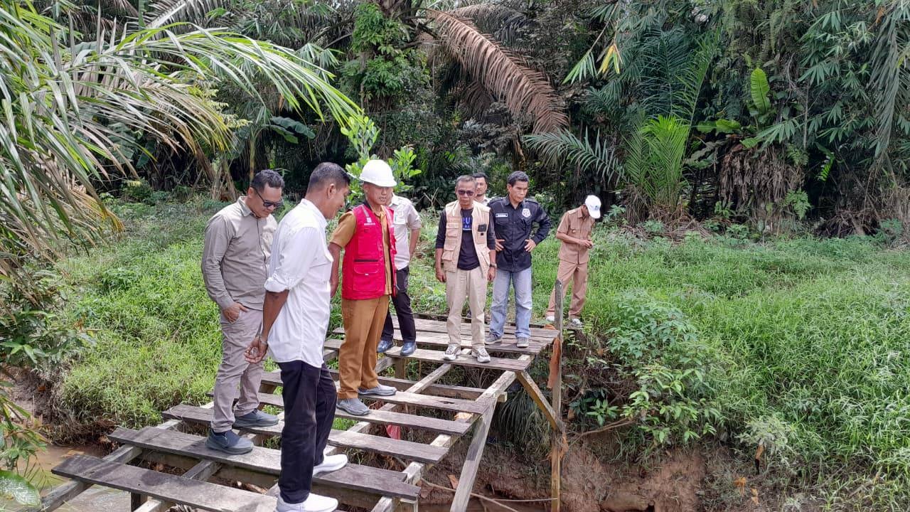 KERJA SAMA: Tim Pemkot Samarinda bersama OPD terkait meninjau kawasan perbatasan, membahas peta aliran air sebagai dasar kerja sama penanganan banjir lintas wilayah.