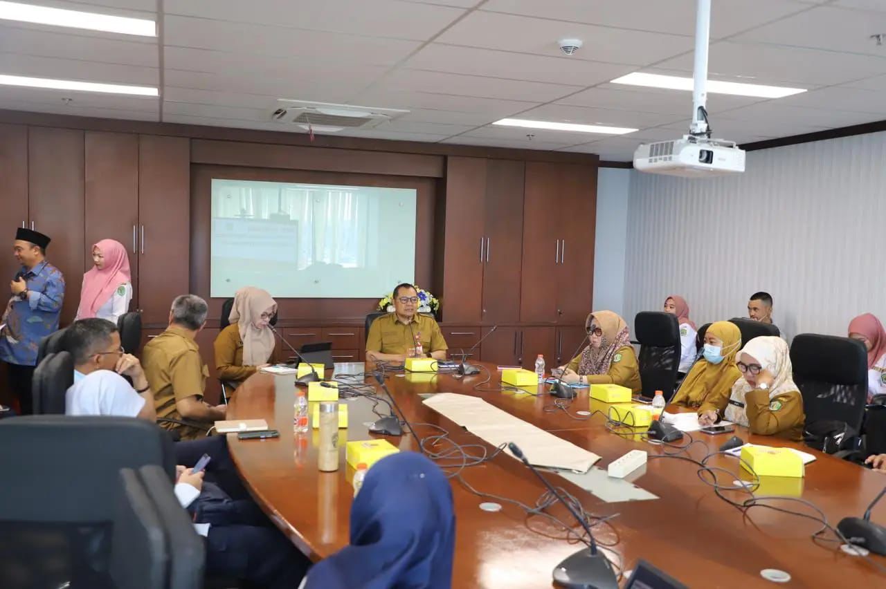 SERIUS: Rapat koordinasi tim percepatan penanggulangan tuberkulosis yang dipimpin dr Jaya Mualimin.