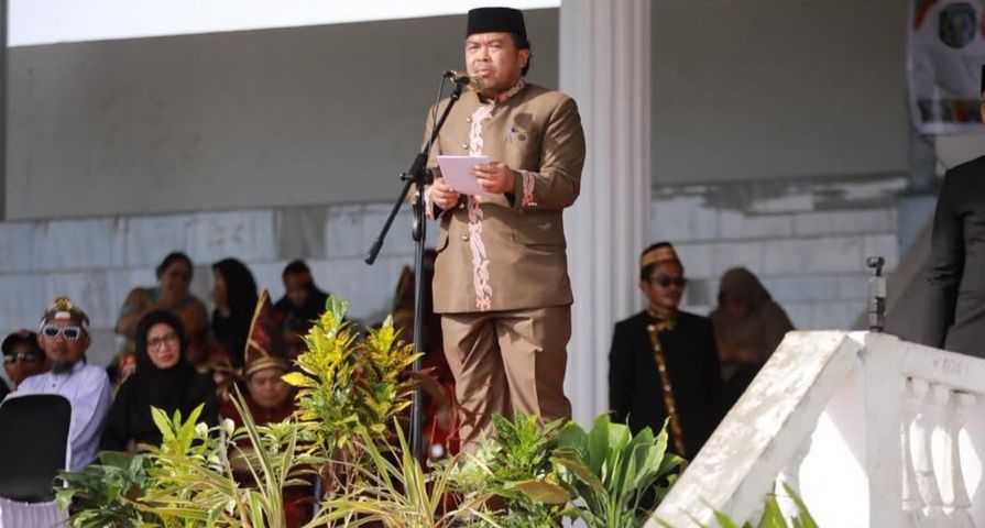 PIMPIN UPACARA: Wakil Wali Kota Bontang Agus Haris hadir dalam upacara dalam rangka peringatan hari guru nasional di Stadion Bessai Berinta.