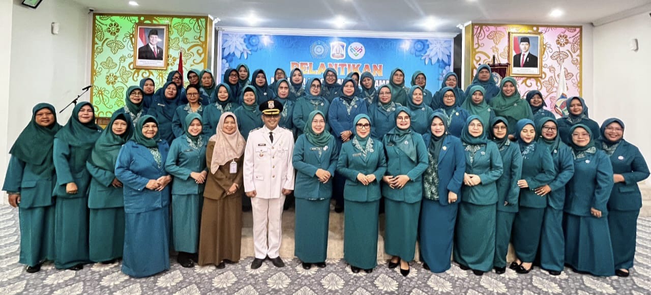 KEBERSAMAAN: Camat Balikpapan Utara, Umar Adi, dan Ketua TP-PKK Kecamatan Balikpapan Utara, Niniek Yanti Parhedi, bersama Ketua TP-PKK Kota Balikpapan, Nurlena Rahmad Mas&rsquo;ud.