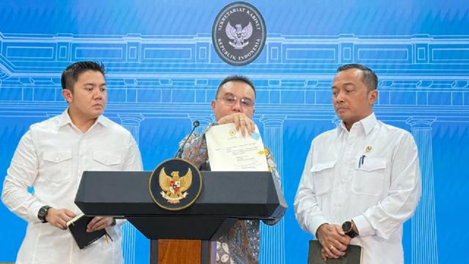 Dasco Ahmad, wakil ketua DPR RI, menunjukkan surat rehabilitasi dari Presiden Prabowo untuk Ira Puspadewi.