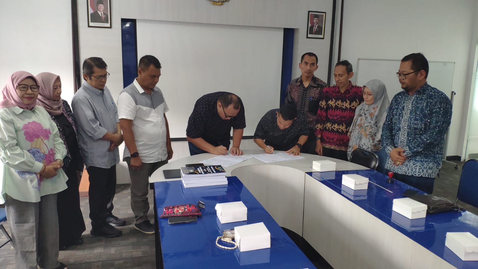 Sekretaris DPRD Paser, M Iskandar Zulkarnaen penandatanganan serah terima naskah Akademik  &nbsp;