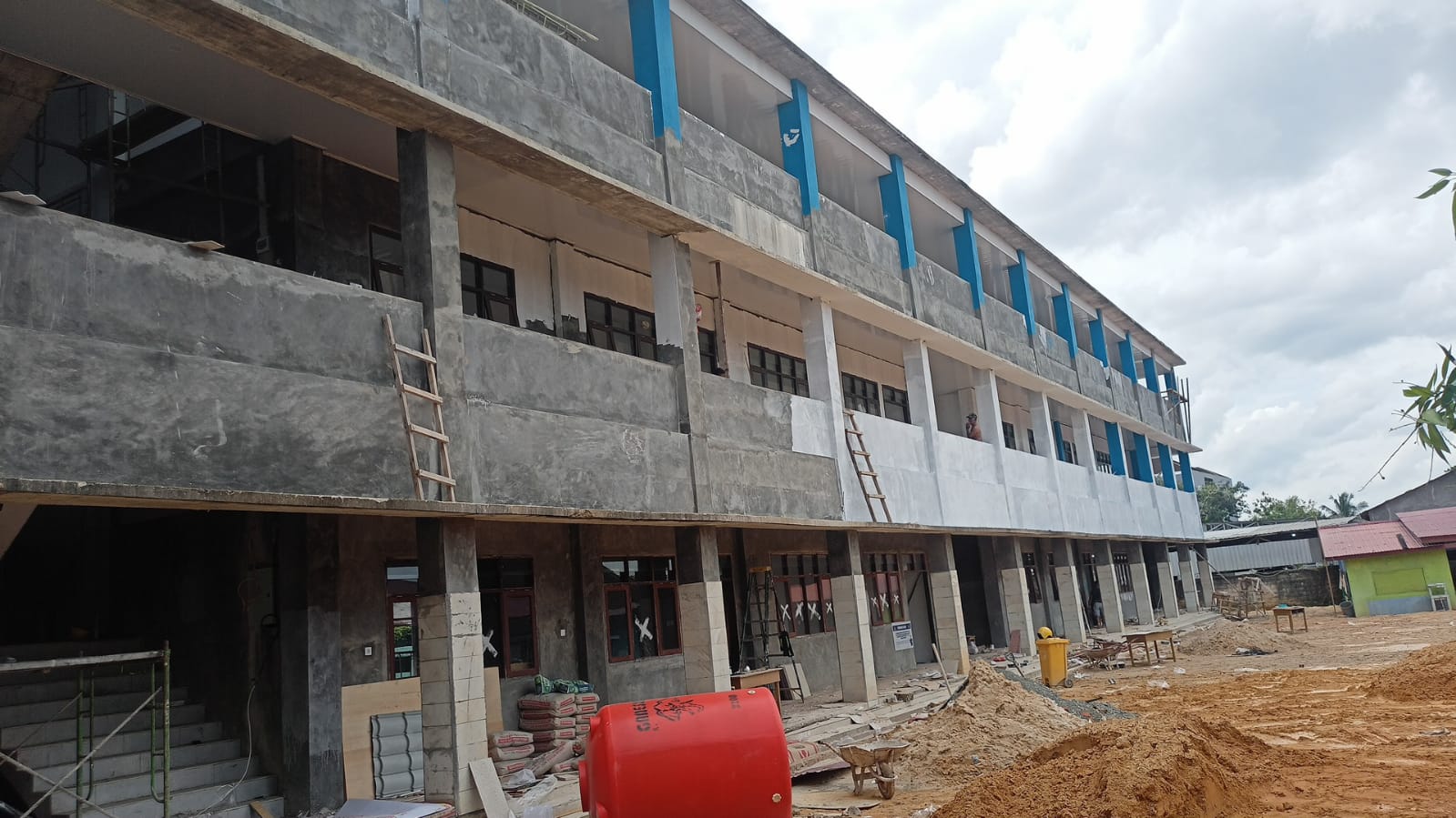 DIKEBUT: Pengerjaan lanjutan pembangunan ruang kelas baru di SMP 1 ditargetkan rampung akhir tahun ini.