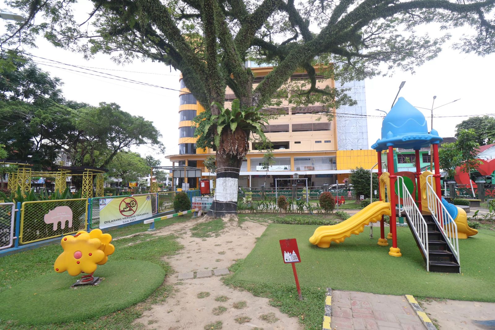 RUANG TERBUKA HIJAU: Sejumlah perusahaan mulai terlibat aktif melalui program Corporate Social Responsibility dalam pengelolaan ruang terbuka hijau, termasuk taman dan hutan kota di Balikpapan.