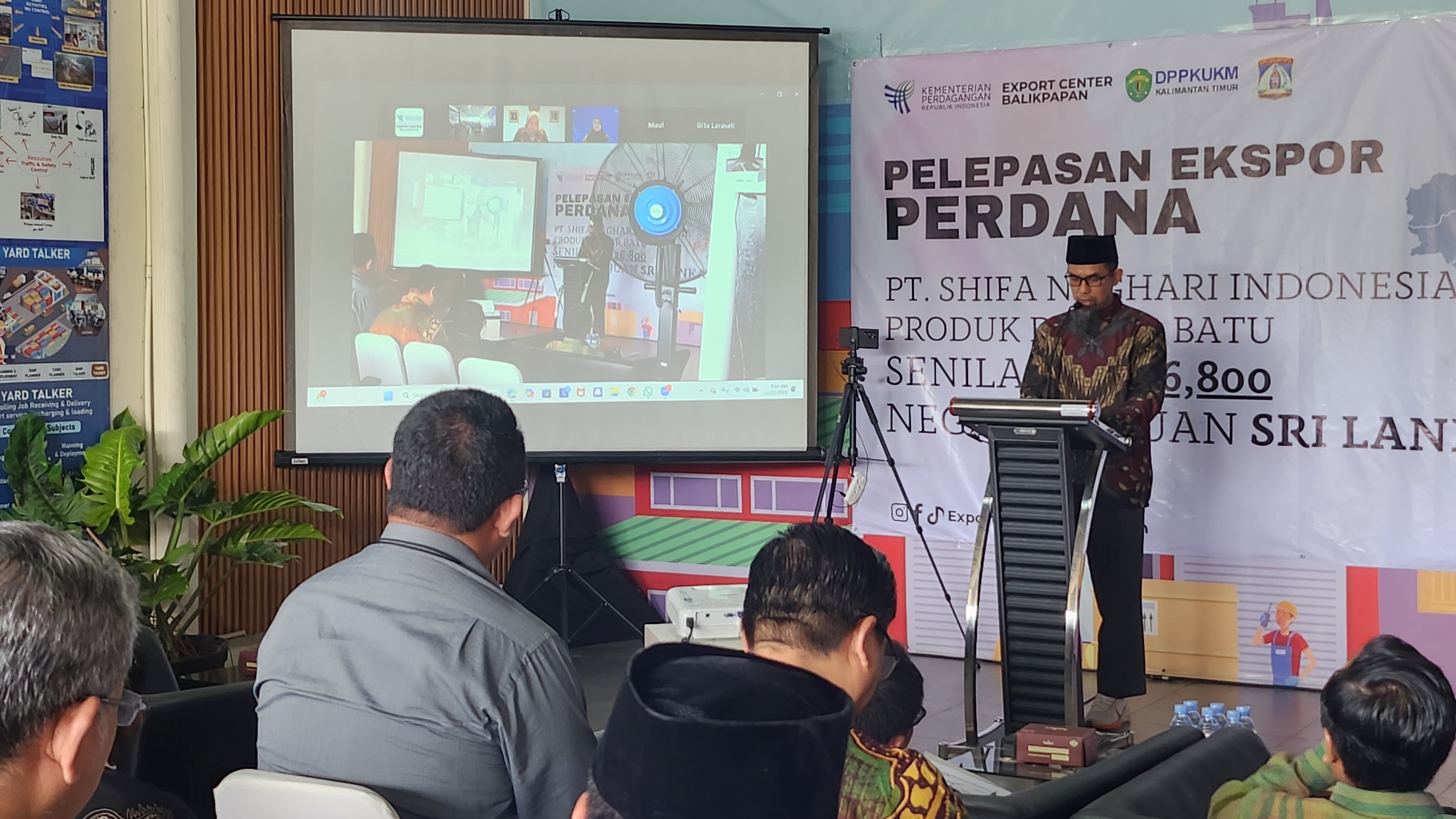 Abdullah Umar dalam pelepasan ekspor damar batu perdana di KKT, Kamis (27/11). (FOTO ULIL/KP)