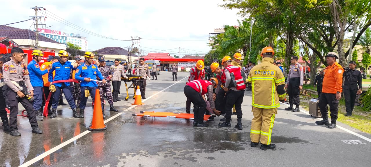 Simulasi latihan pemadaman kebakaran lahan yang merembet ke permukiman diperagakan dengan baik.