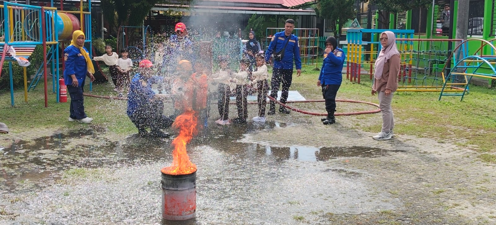 Murid TK Latihan YBBSU Balikpapan berkesempatan melakukan simulasi cara memadamkan api yang dipandu tim UPT PBD Wilayah Kota.