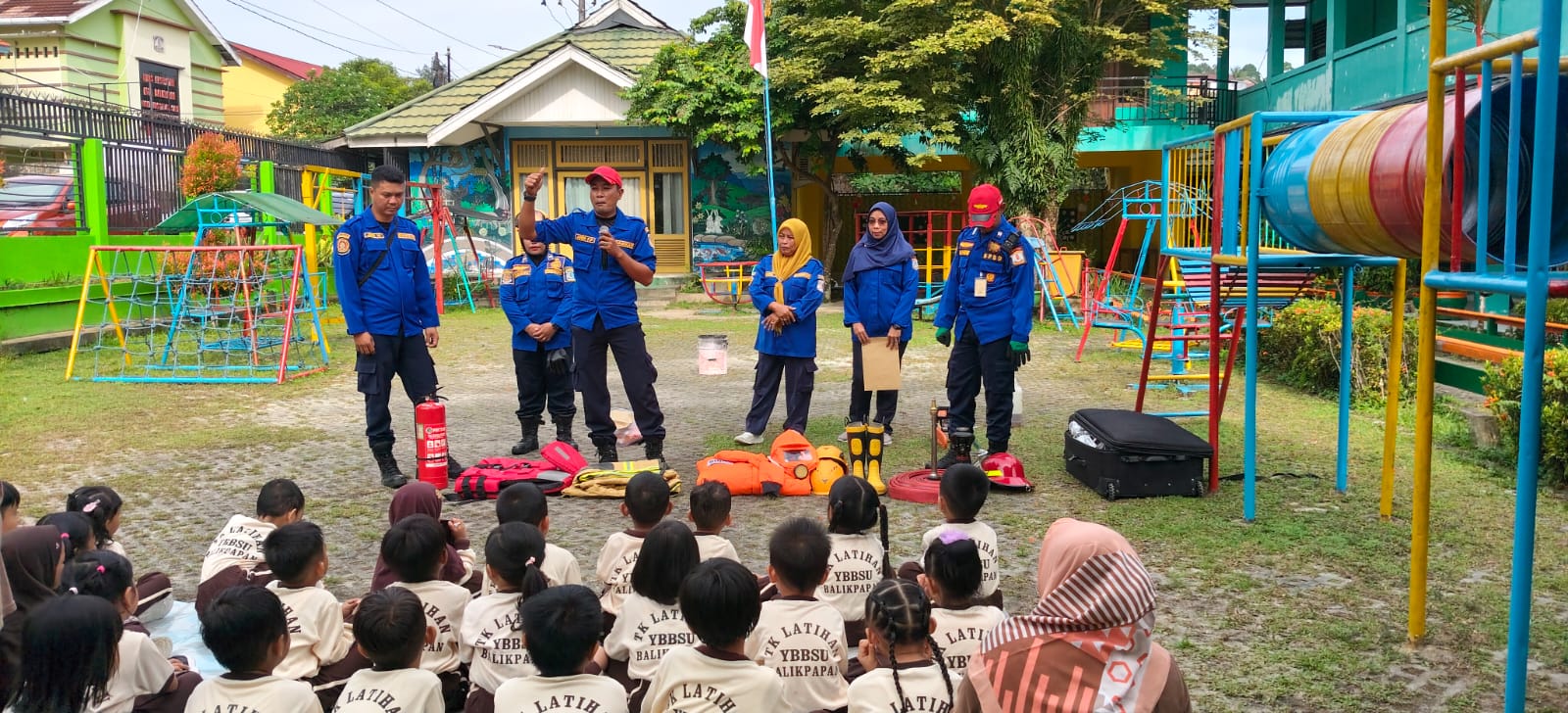 Murid TK juga diperkenalkan berbagai perlengkapan yang digunakan petugas saat menjalankan tugas.  &nbsp;