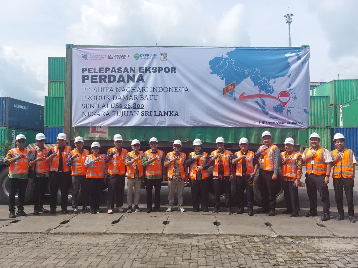 Pelepasan ekspor perdana produk damar batu tujuan Sri Lanka di Kaltim Kariangau Terminal, Kamis (27/11). (DINA/KP)